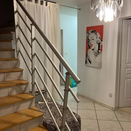 Maison L Трейер